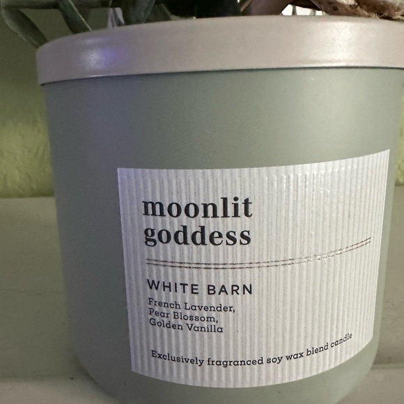 White Barn Moonlit Goddess Candle - Soft Green - Picture 2 of 4